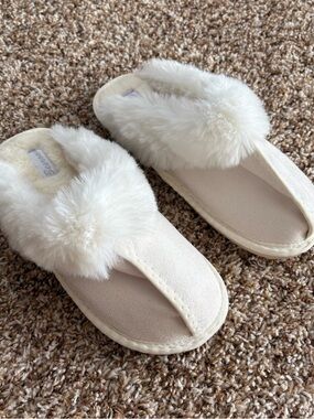 Women's Cream Faux-Fur Pom Slide Slippers